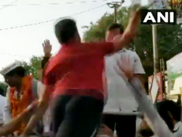  போலீஸில் ஒப்படைப்பு