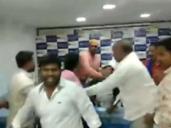பேராசிரியர் மீது புகார் 
