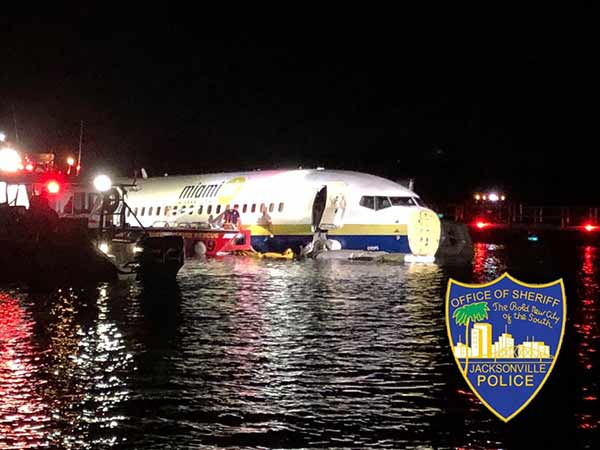 Boeing Plane with 136 people runway into Florida river Boeing Plane with 136 people runway into Florida river