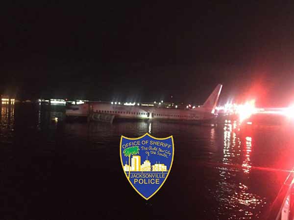 Boeing Plane with 136 people runway into Florida river Boeing Plane with 136 people runway into Florida river