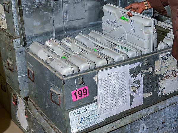 வழக்கு நடக்கிறது 