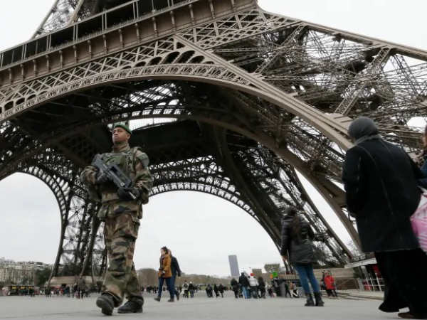 சுற்றுலாப் பயணிகள் வெளியேற்றம் 