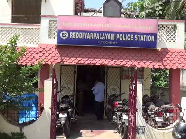 gold coins, money theft in the bakery at Puducherry