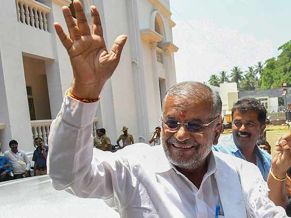 குண்டு போட்ட அமைச்சர் 