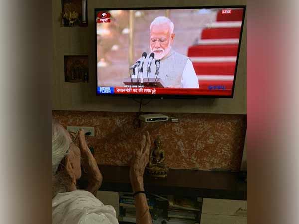 கைகளை தட்டி 