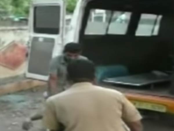 கையை அறுத்த பழனிச்சாமி 