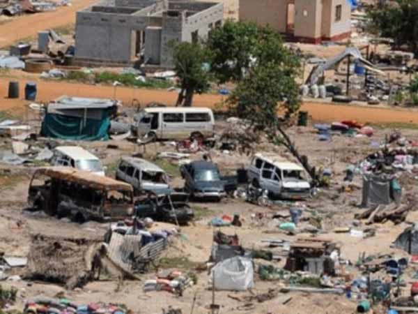  கூடாரங்களில் மக்கள் 