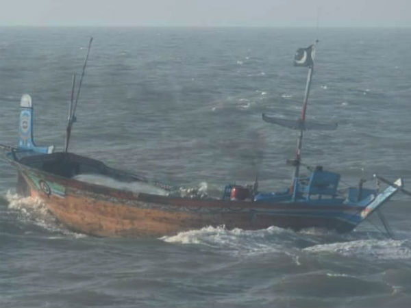 Rs.600 crore heroin seized Pakistan boat surrounded near Gujarat Rs.600 crore heroin seized Pakistan boat surrounded near Gujarat