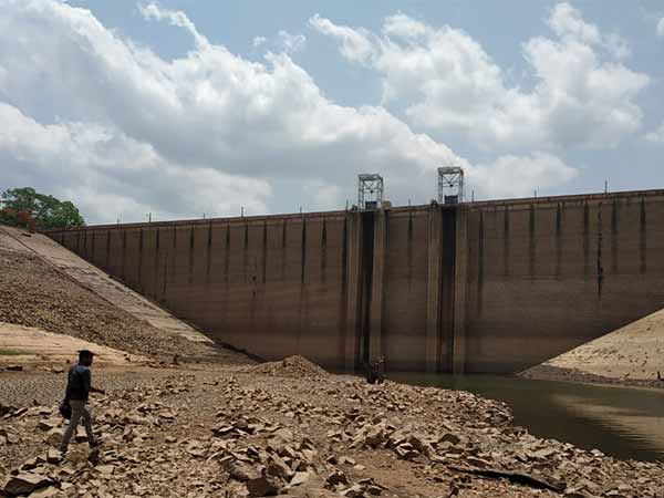 வரலாறு காணாத சரிவு 