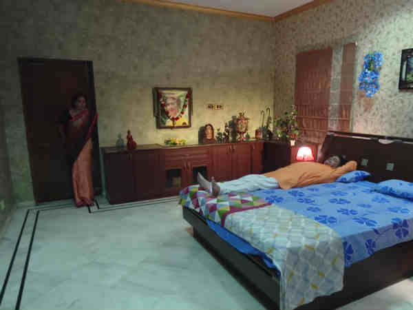 நடு ஹாலில் 