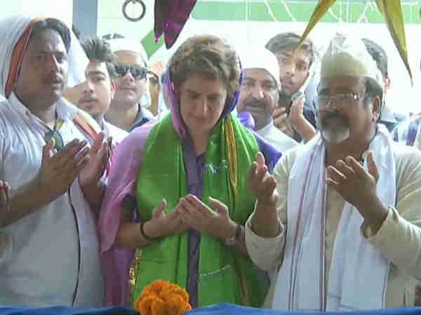 Priyanka Gandhi offers prayers at Hazrat Meer Imamuddin dargah in Amethi Priyanka Gandhi offers prayers at Hazrat Meer Imamuddin dargah in Amethi