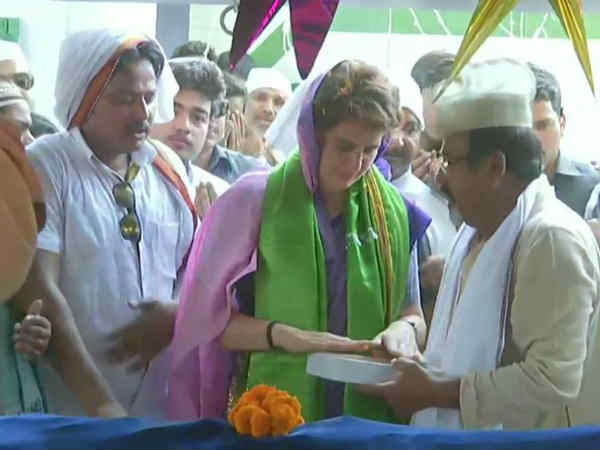 Priyanka Gandhi offers prayers at Hazrat Meer Imamuddin dargah in Amethi Priyanka Gandhi offers prayers at Hazrat Meer Imamuddin dargah in Amethi