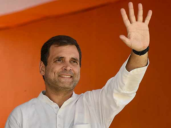 அத்வானி மீது குத்து 