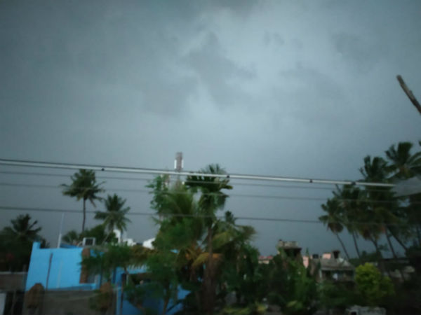 Heavy rains and wind in many places of Puducherry last night Heavy rains and wind in many places of Puducherry last night