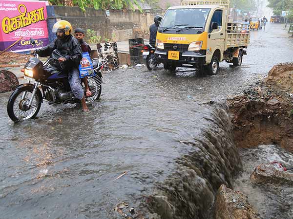 அடித்து பெய்யும் மழை 