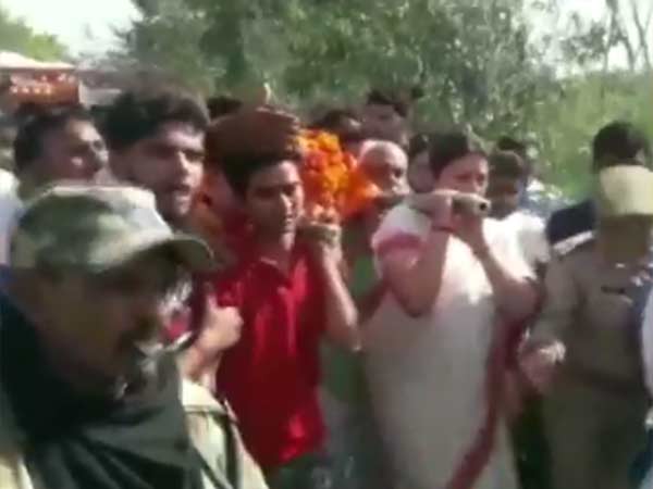 உடலை சுமந்த ஸ்மிருதி 