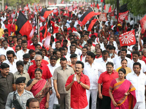 சிவப்பு நிற ஆடைகள் 