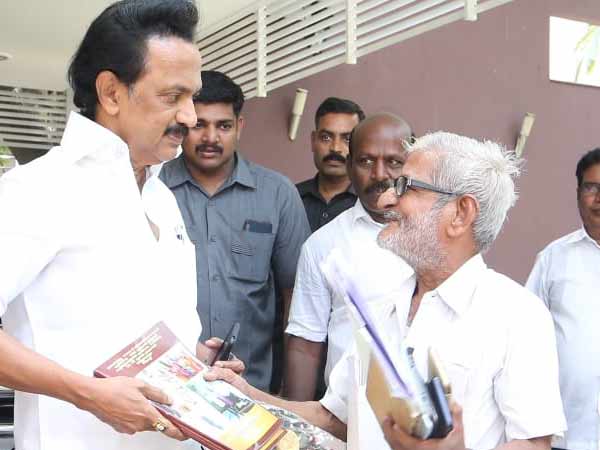 கையில் பொக்கே 