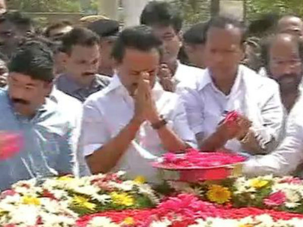 தாயாரிடம் ஆசி 