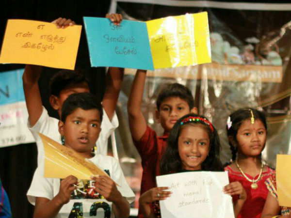 கலாச்சார உடையில் பெண்கள் 