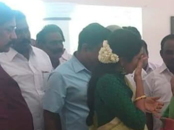 கதறினார் 