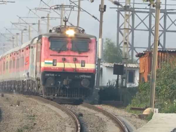 ரயில்கள் நிறுத்தம்