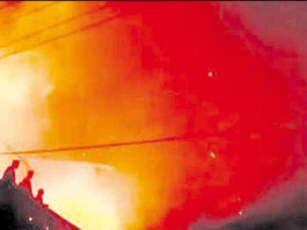 பட்டாசு வெடித்தனர் 