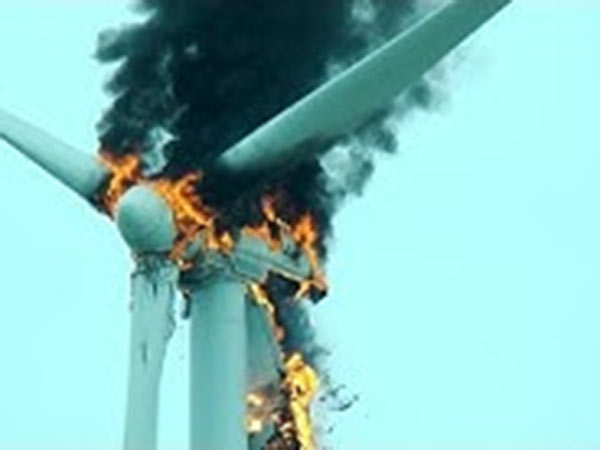 A fire broke out in a windmill near Dharapuram..Scattered parts burst for 2 km A fire broke out in a windmill near Dharapuram..Scattered parts burst for 2 km