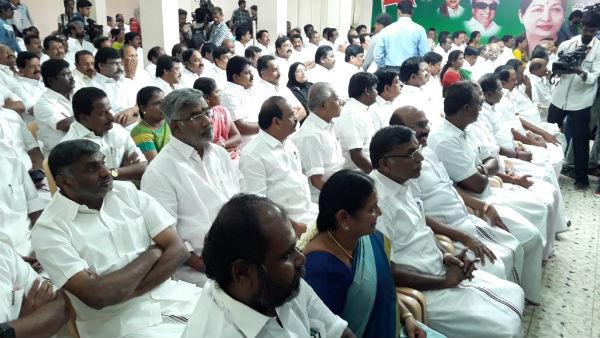 ராயப்பேட்டையில் கூட்டம் 