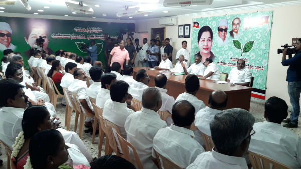 எடப்பாடி தரப்பு 