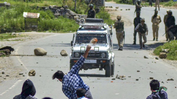 J&K: Terrorists lobbed a grenade at Pulwama police station which exploded outside the station J&K: Terrorists lobbed a grenade at Pulwama police station which exploded outside the station