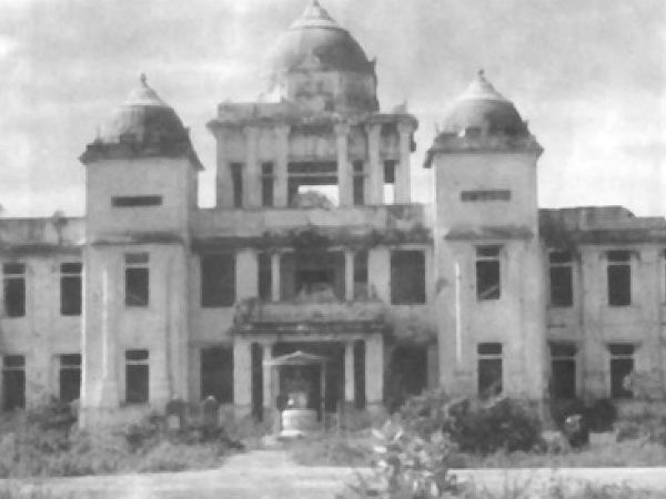 யாழ். நூலகத்தில்... 