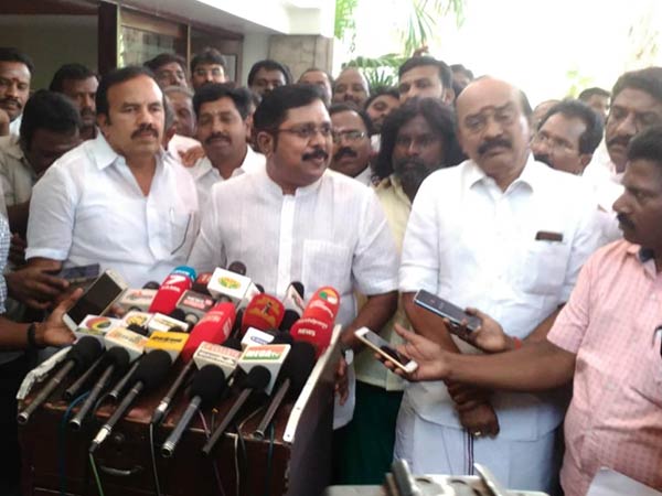 தினகரன் அணி 
