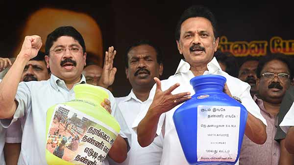 அதிமுக அரசு மீது புகார் 
