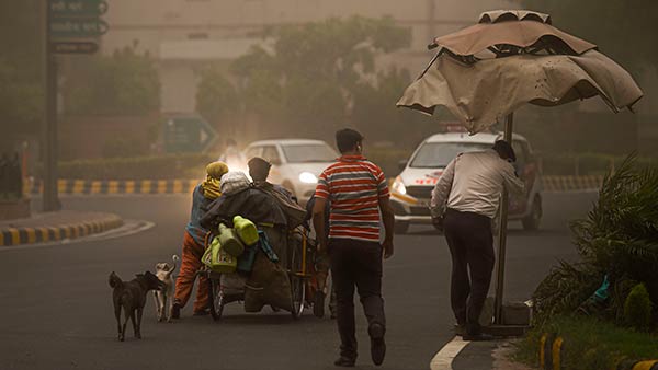 Heavy dust storm hits Delhi 