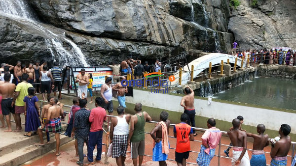 குளிக்க காத்திருக்கும் மக்கள்