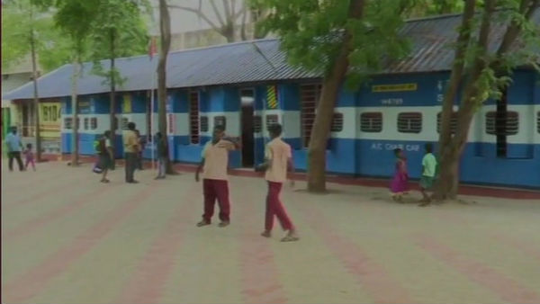 தத்ரூபமாக ரயில் போன்று 