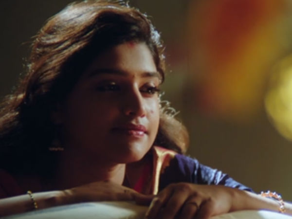 மல்லிப்பூவை ஜனனியின் கழுத்தில் 