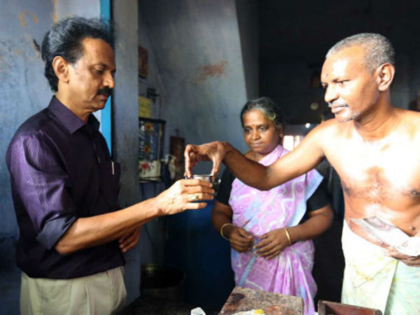 DMK Leader drink MK Stalin tea with Senthil Balaji and Jothimani in Aravakurich Main Road