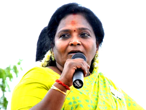 சைக்கிள் பரிசளித்த தமிழிசை 