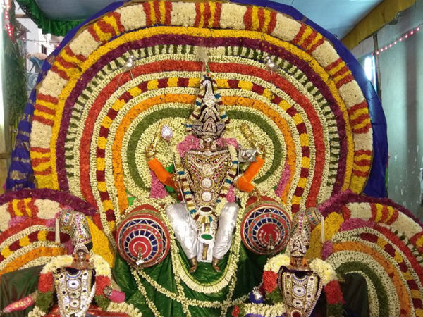 சிறப்பு அலங்காரத்தில் முருகன்