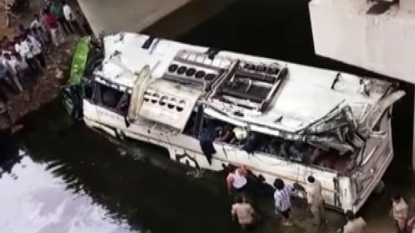 29 people Dead As Bus Falls Off Yamuna Expressway after driver fell as sleep near delhi 29 people Dead As Bus Falls Off Yamuna Expressway after driver fell as sleep near delhi