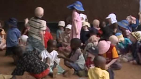 16 கல்லறைகள் திருட்டு 