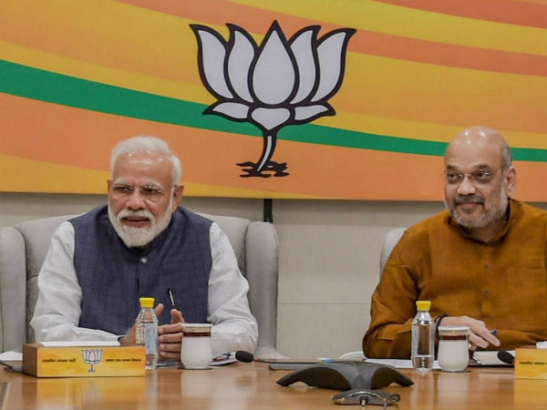 பயிற்சி அளிக்கிறார்கள் 