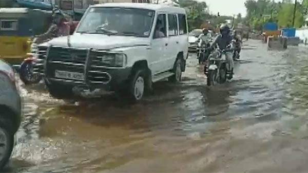 Breakdown of the main giant drinking water pipe..Drinking water that flooded the road Breakdown of the main giant drinking water pipe..Drinking water that flooded the road