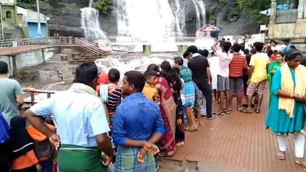 Floods at Courtallam Falls: Tourist bathing banned Floods at Courtallam Falls: Tourist bathing banned