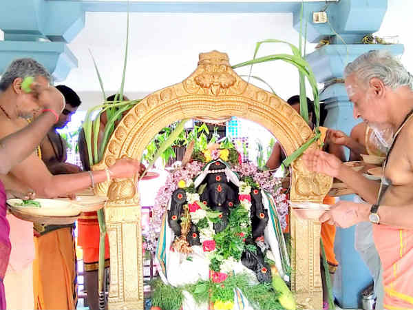 அக்னி தீர்த்தத்தில் தர்ப்பணம்