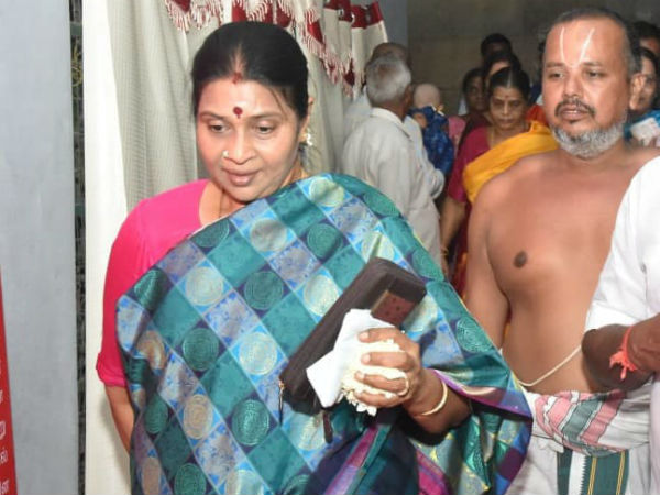 Durga Stalin prayed in Athi Varadar Kanchipuram 