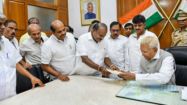 கோபத்தில் குமாரசாமி கோபத்தில் குமாரசாமி