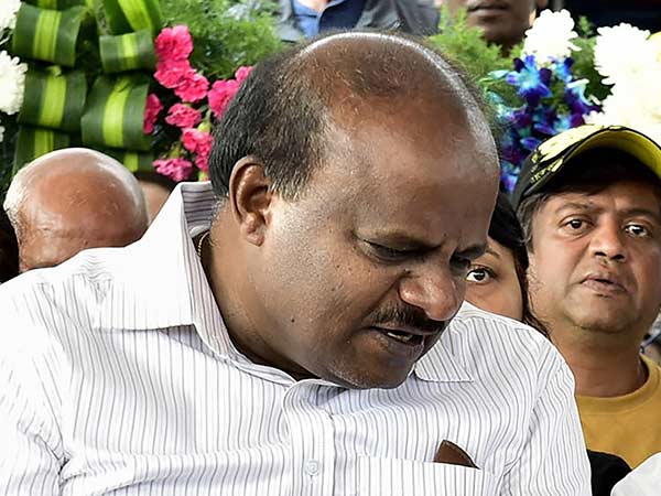 நூலிழையில் கவிழும் குமாரசாமி அரசு 